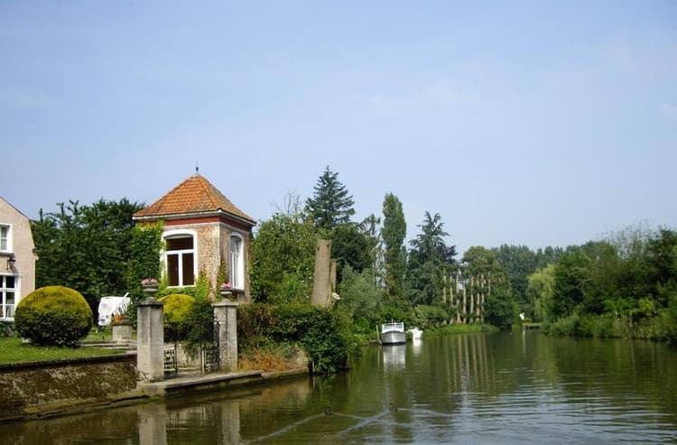 Cruising by yourself in Ghent - Header