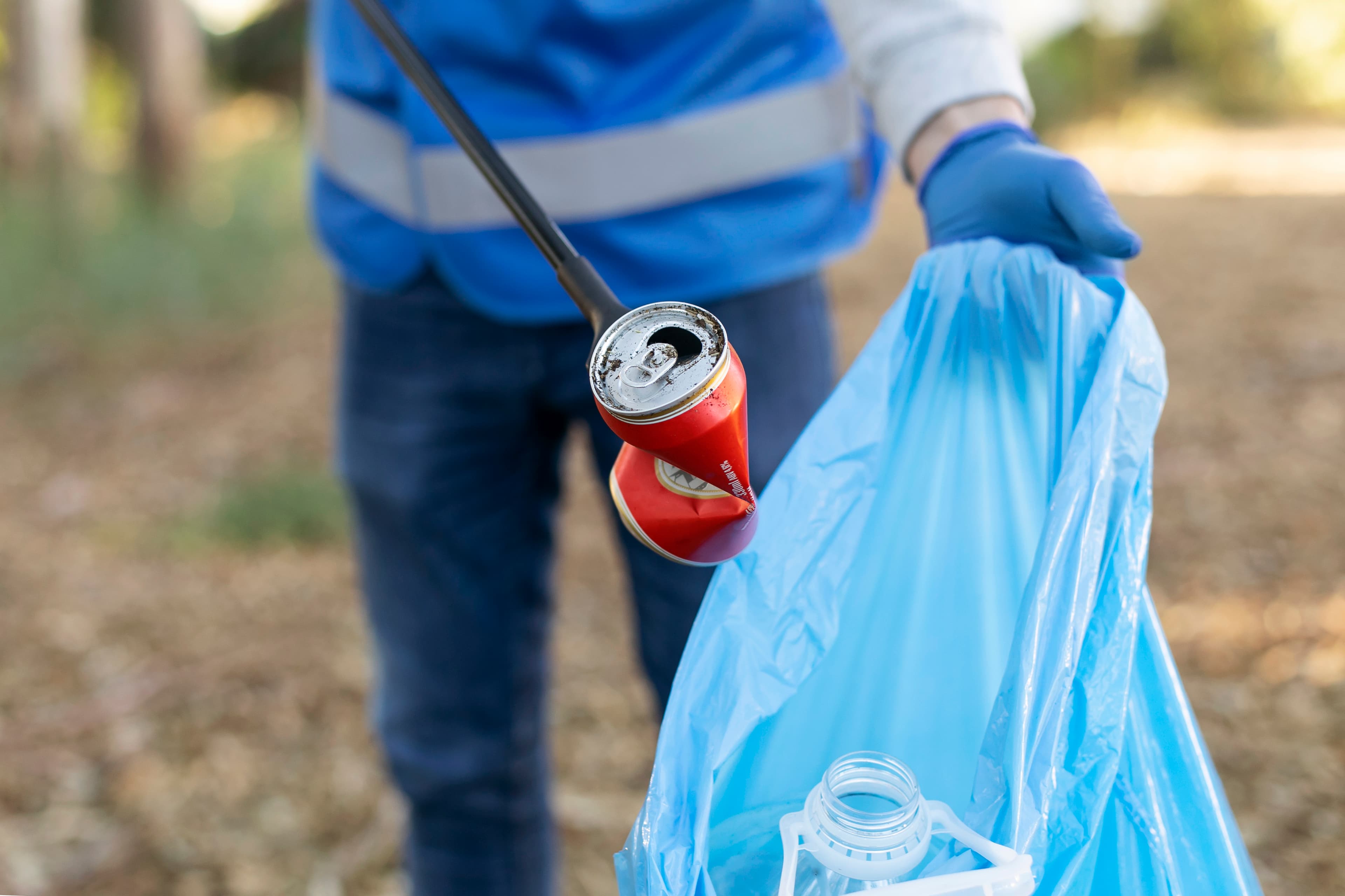 https://wp.funkey.be/wp-content/uploads/2023/12/close-up-volunteer-collecting-garbage.jpg
